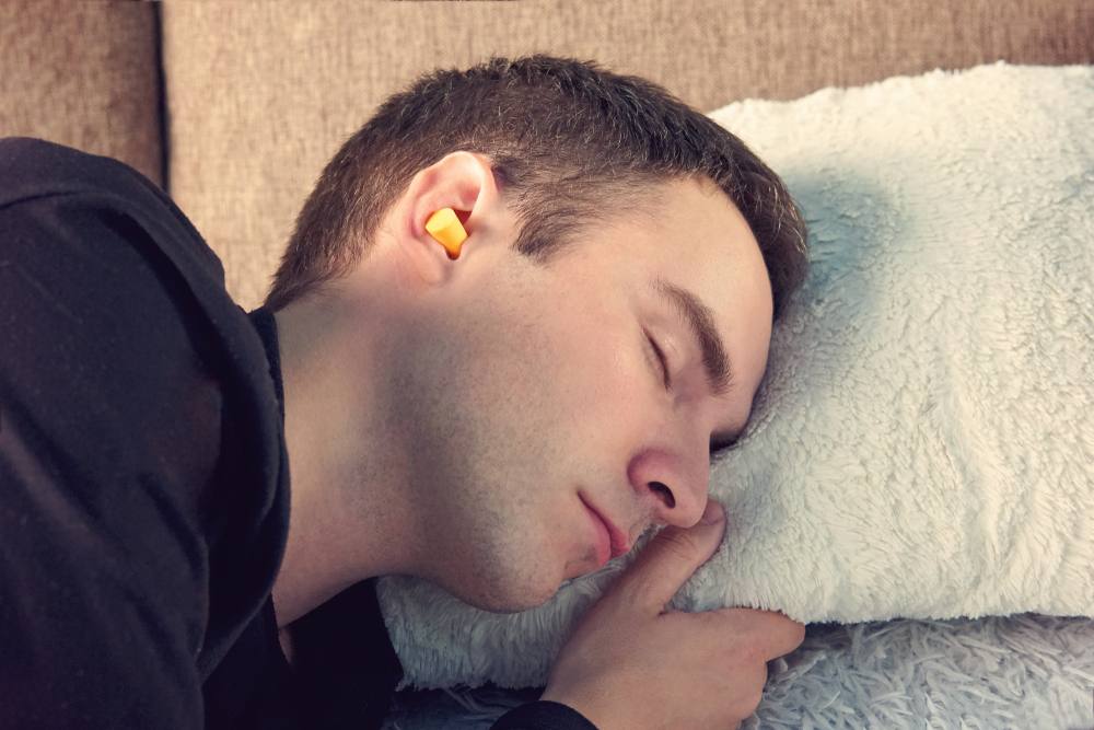 Mettre des bouchons d'oreilles pour mieux dormir