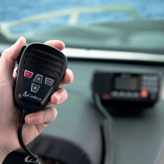 Micro déporté inclus avec la radio avec touche canal 16