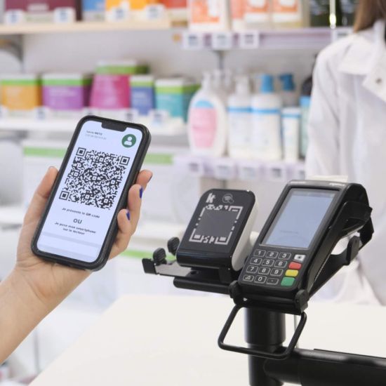 Photo utilisation en pharmacie avec présentation QR code E-carte vitale