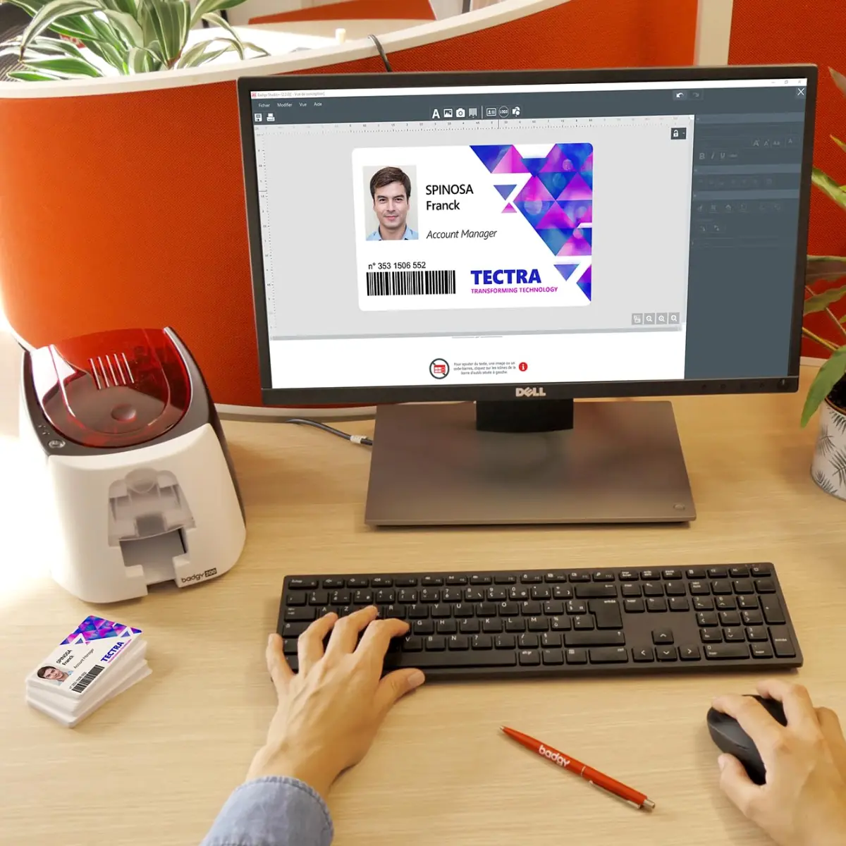 Imprimante Badgy 200 reliée à un PC pour la création de cartes plastiques