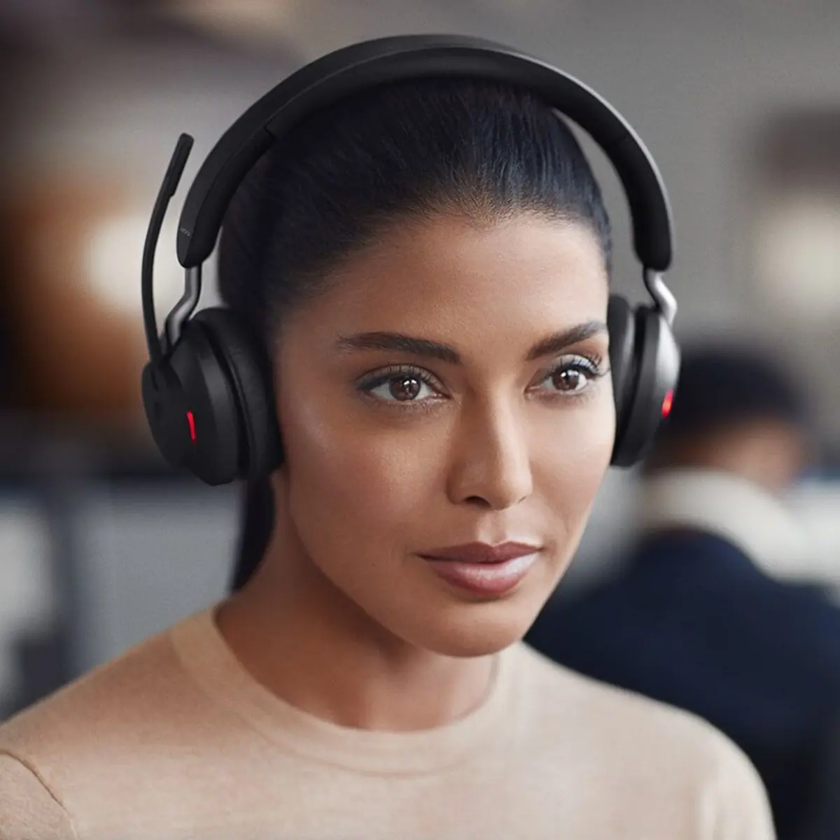 Casque sans fil Jabra Evolve2 65 utilisé en environnement de travail hybride