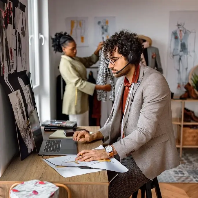 Homme qui travaille debout avec Jabra Evolve 10