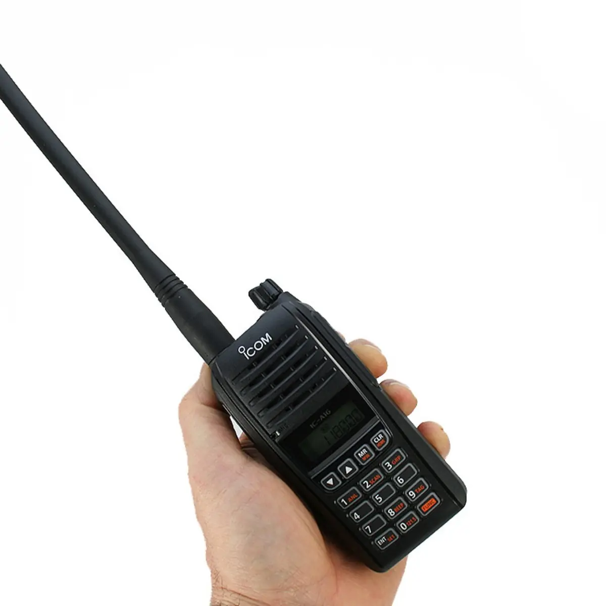 VHF IC-A16E dans la main d'un utilisateur