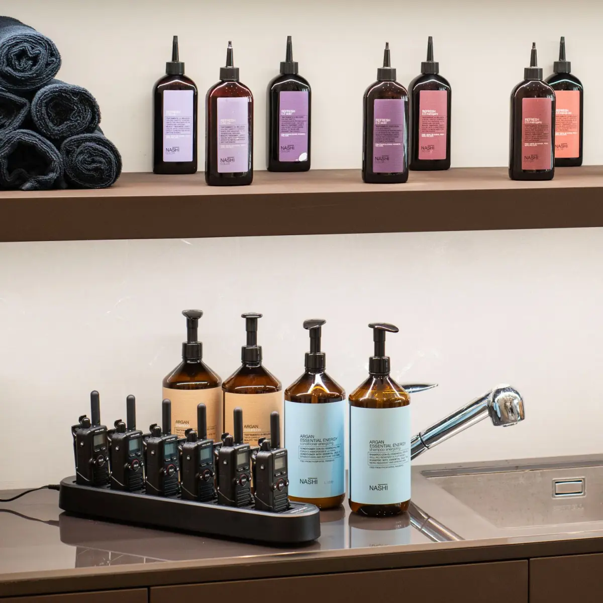 Pack de 6 en charge sur station, posé sur comptoir