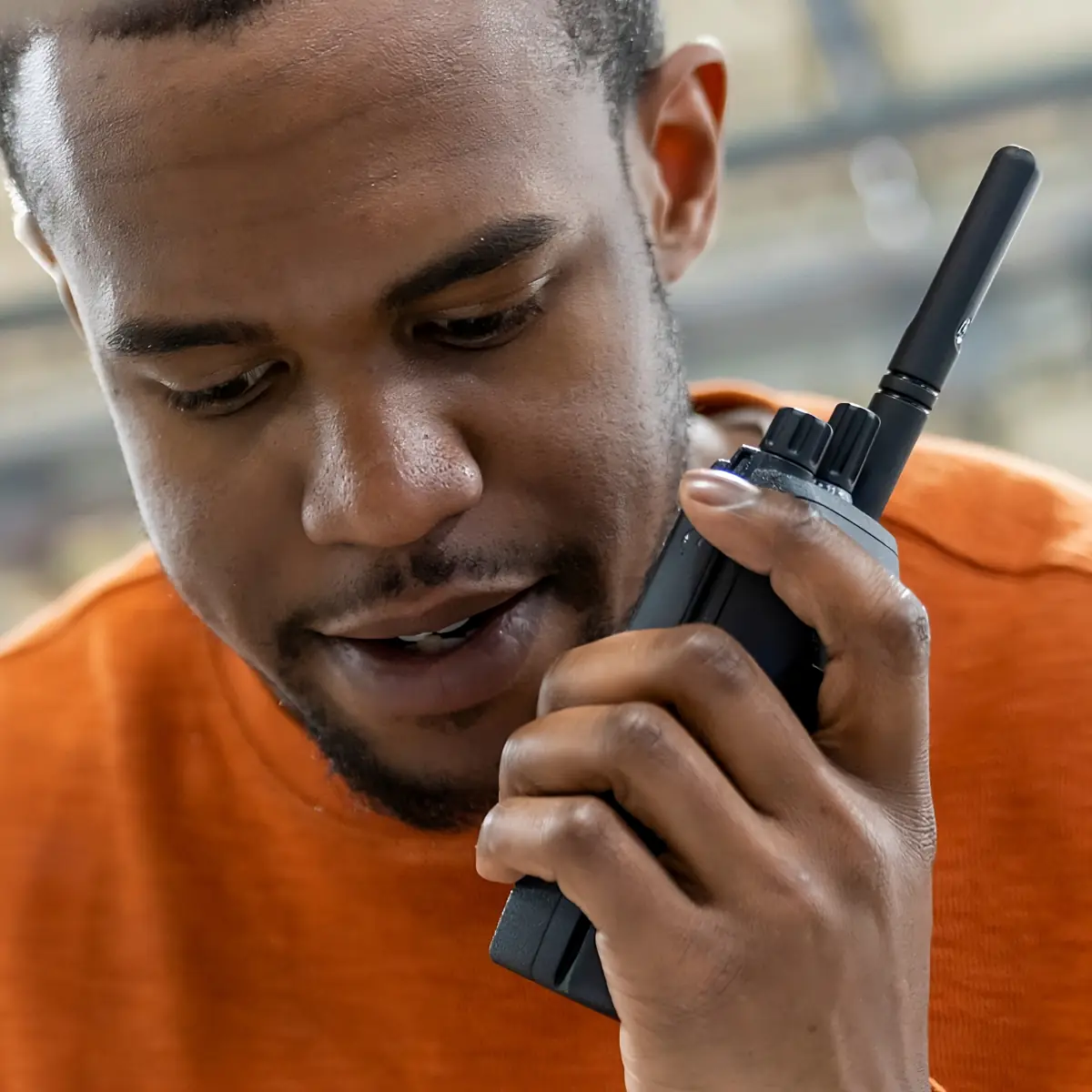 Motorola R2 UHF - Talkie-walkie avec licence - MDH11YDC9JA2AN- Pour environnement bruyant